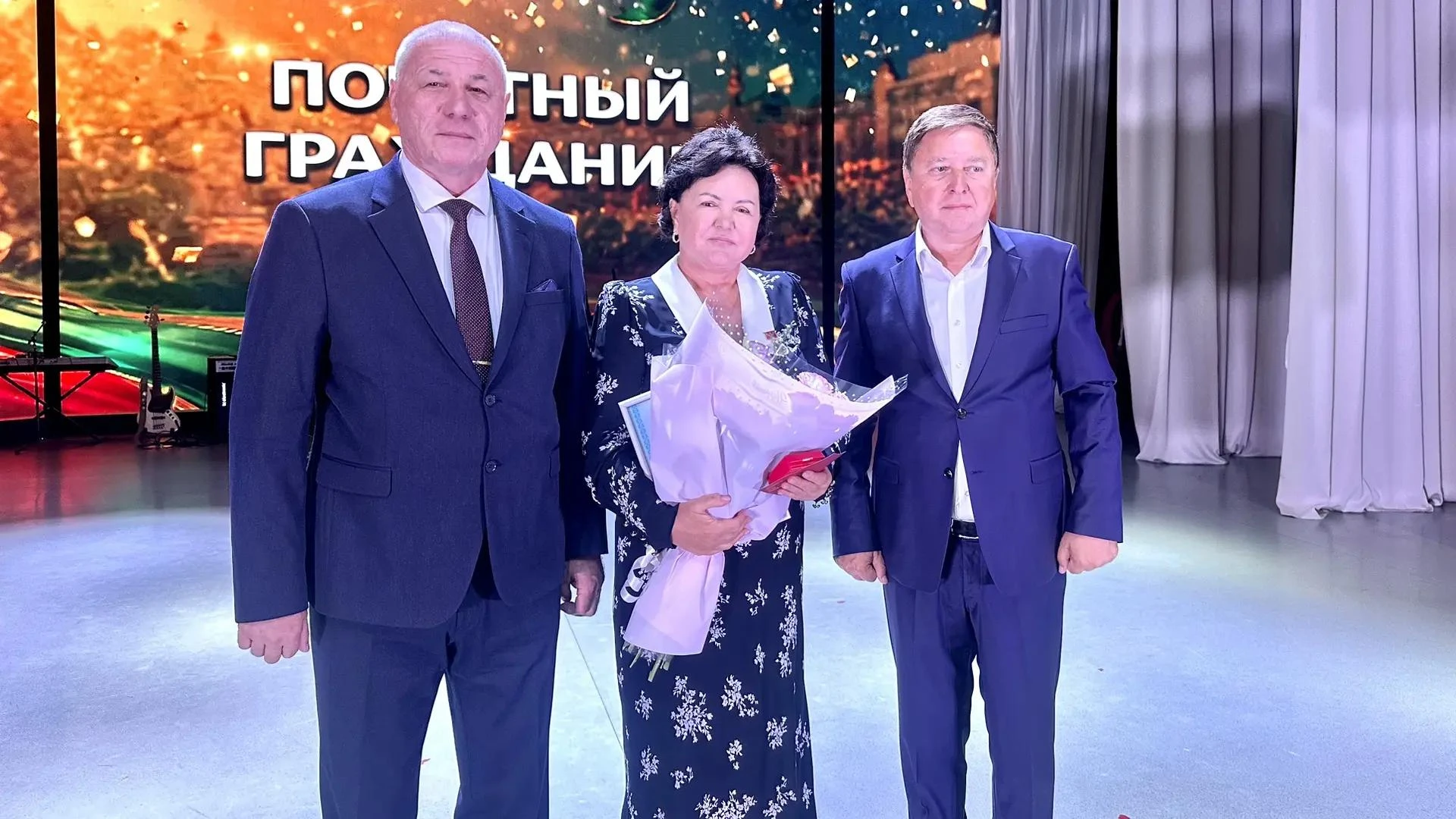 🎉 День города завершён. Праздничный концерт, аплодисменты, свет на сцене и сотни глаз,...