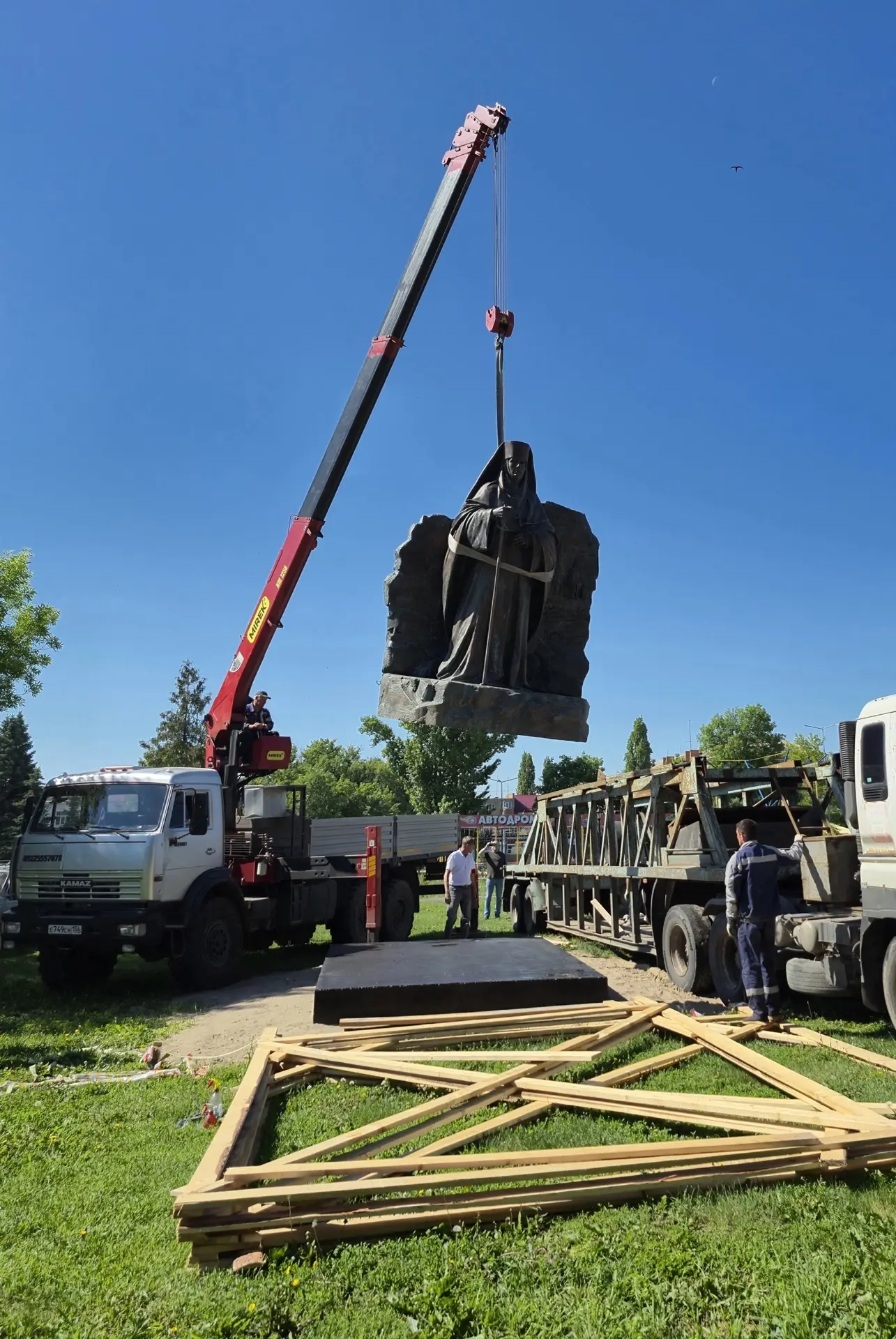 В Бугуруслан доставили памятник сестрам Покровского женского монастыря и его последней настоятельниц
