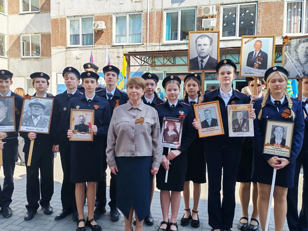 🎗️ День Победы в школе: торжественно, трогательно, памятно!  Торжественно вынесли  копию Знамени Поб