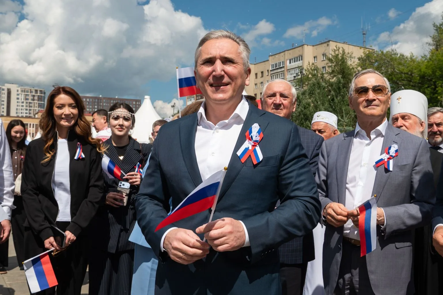 Россия - это мы! Это ты и я.
Россия - наша гордость, твоя и моя.
Россия - это сила, слава, великие л