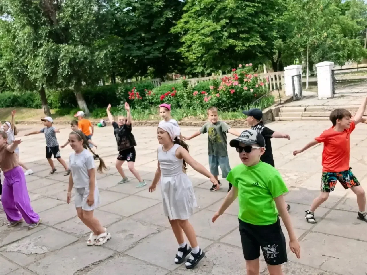 Сегодняшний день на летней площадке начался с весёлой и энергичной зарядки. Ребята с удовольствием в