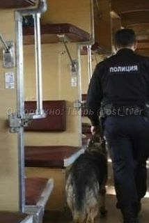 Сразу после начала движения одна из пассажирок заметила подозрительный предмет под стол...