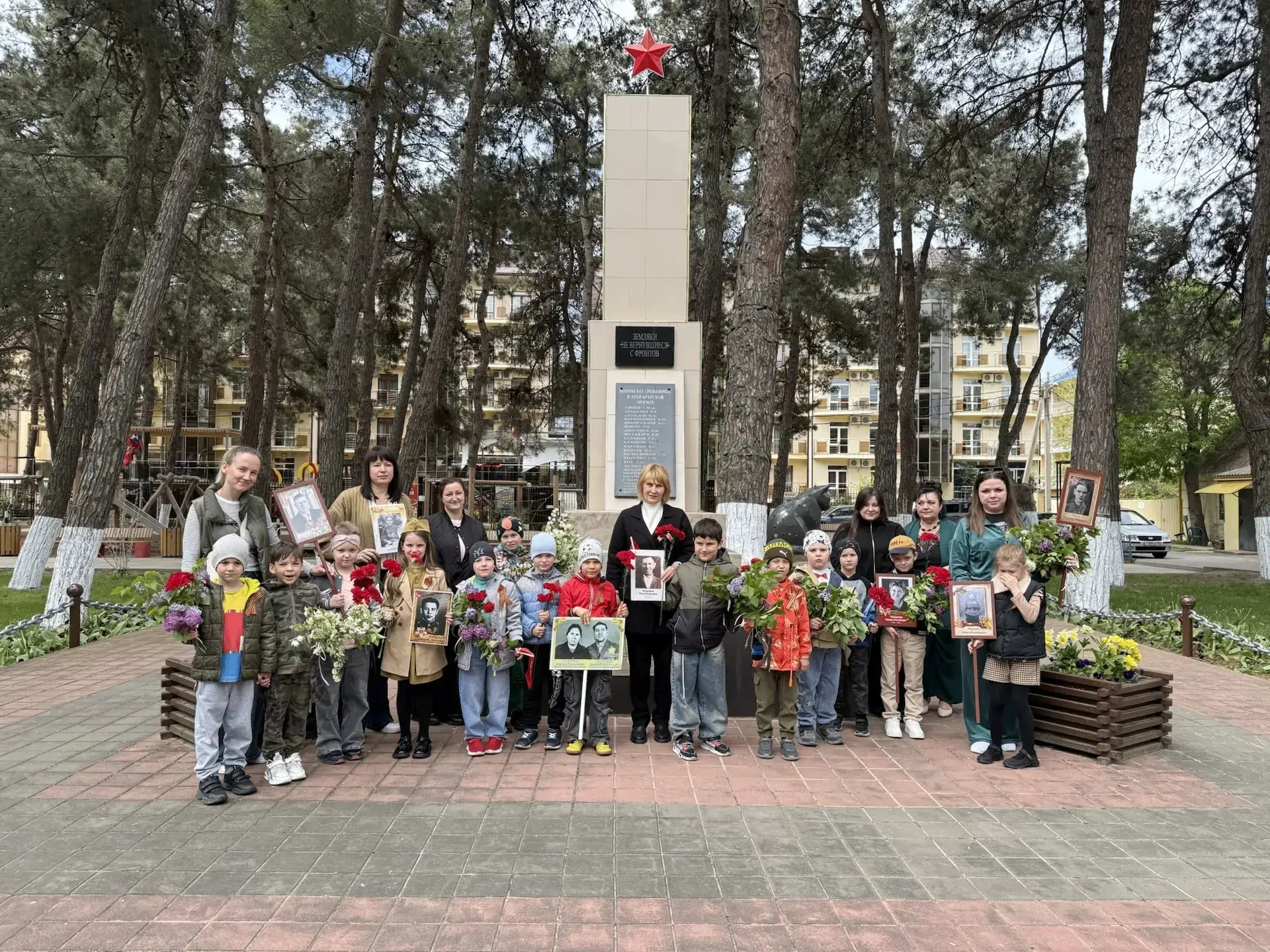 🎗Цветы в руках малышей: символ вечной памяти и мирного неба!                                        
