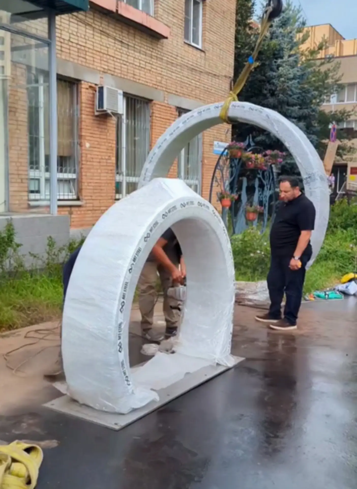 💍 Возле ЗАГСа в Щёлково появился новый арт‑объект — композиция из обручальных колец.