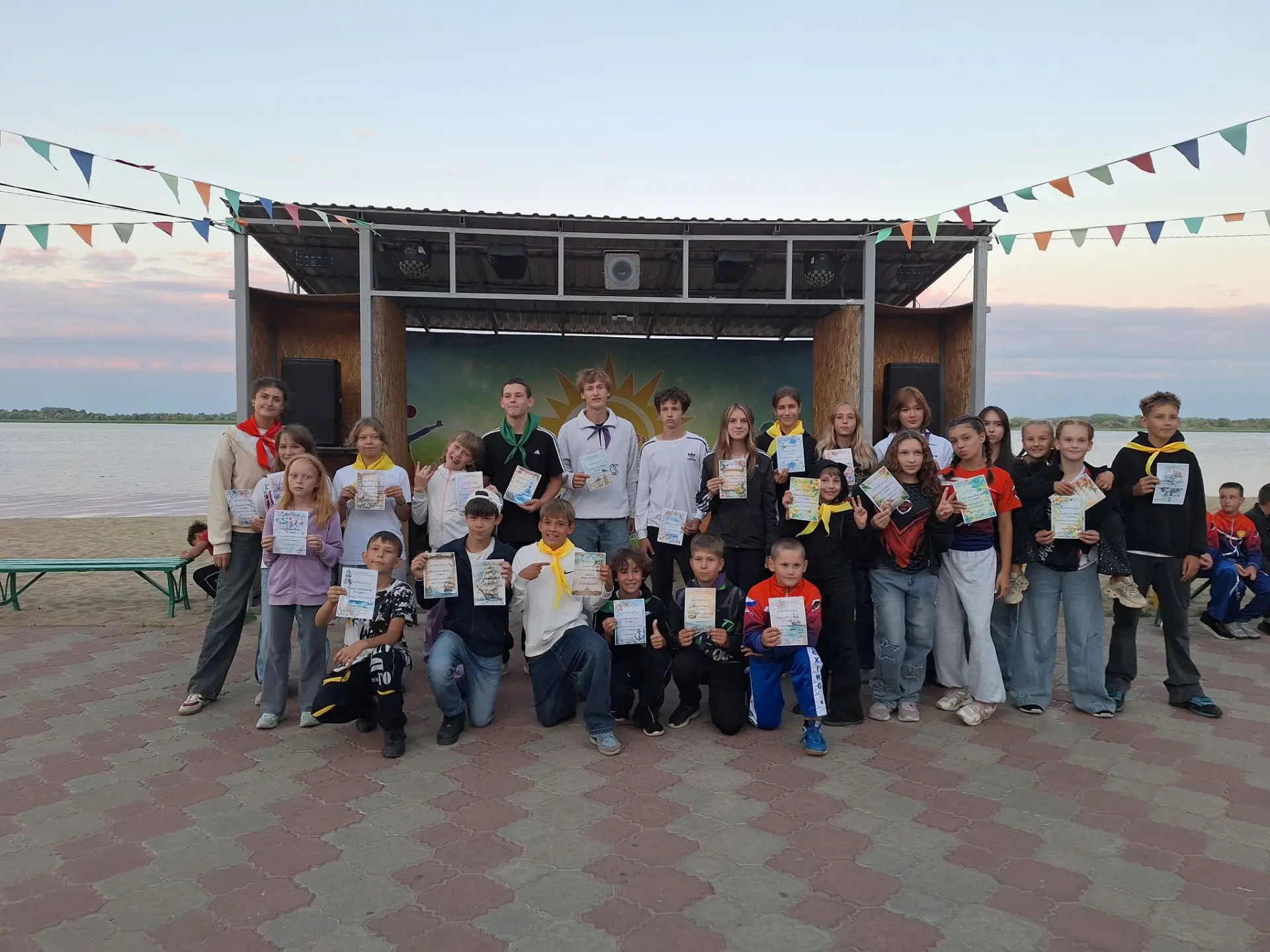 Торжественное награждение  4️⃣ отряда,сегодня самые активные ребята получили грамоты