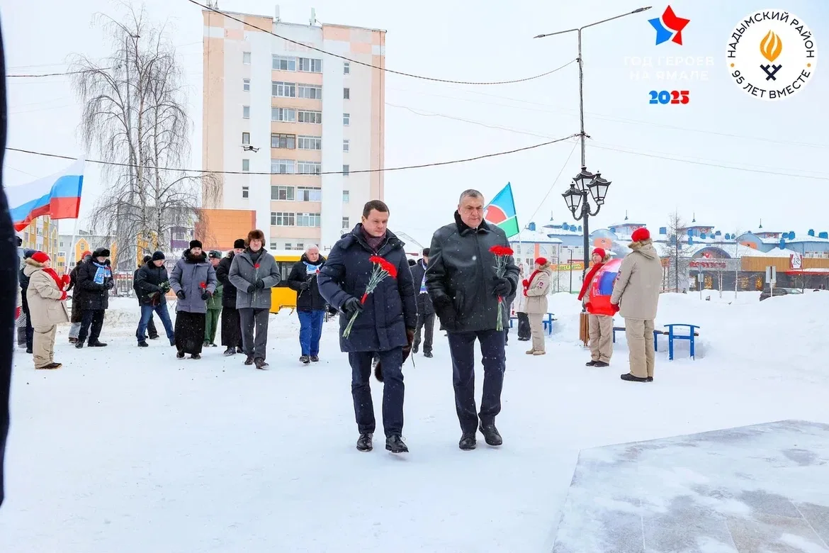 Открыли сегодняшний день возложением цветов в память о тех, благодаря кому 95 лет назад появился наш