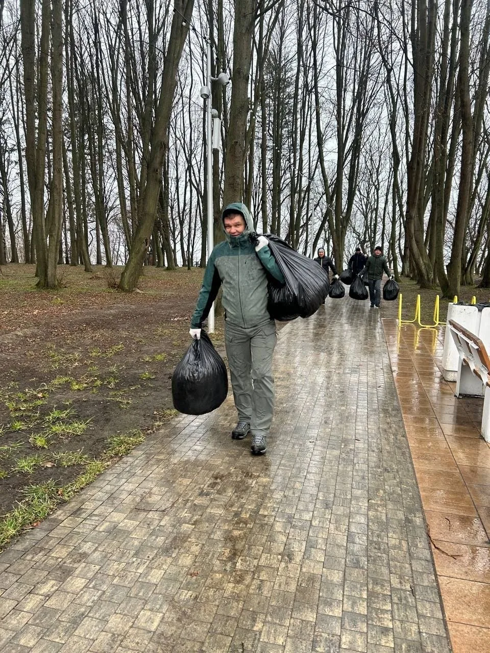 🧹В Пионерском прошёл субботник.   Все участники вооружились метлами, граблями, мешками и перчатками.