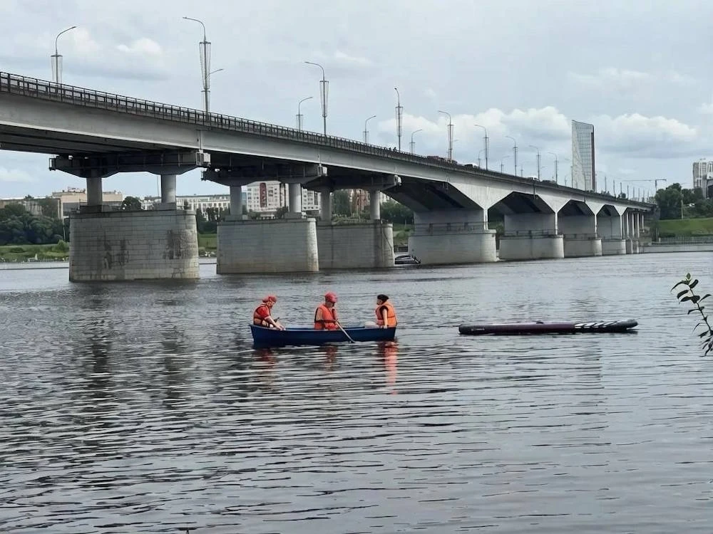 В Перми девушку на сапборде унесло к Коммунальному мосту