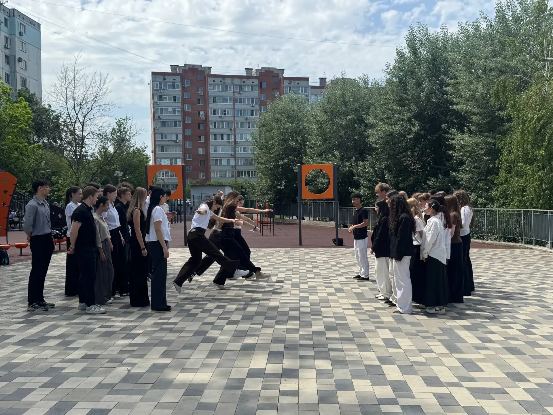 Наша школа отмечает День детских объединений - праздник тех, кто делает школьную жизнь ...