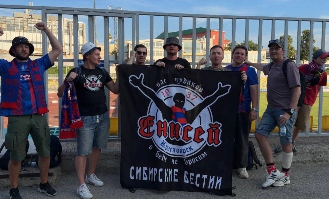 Фанаты красноярского "Енисея" на выезде в Ульяновске.