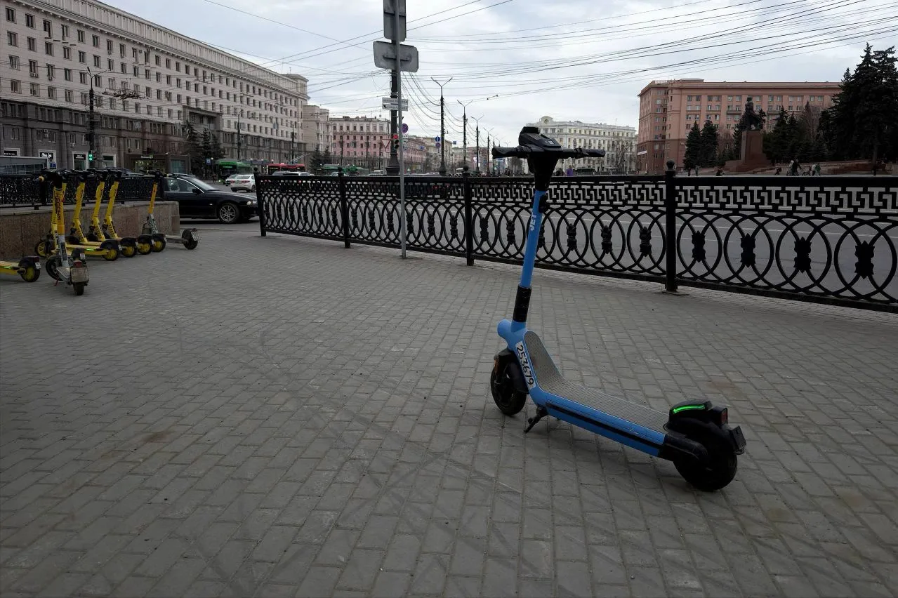 В Челябинске появились голубые электросамокаты? 

Один из таких замечен на площади Революции. 
Желты