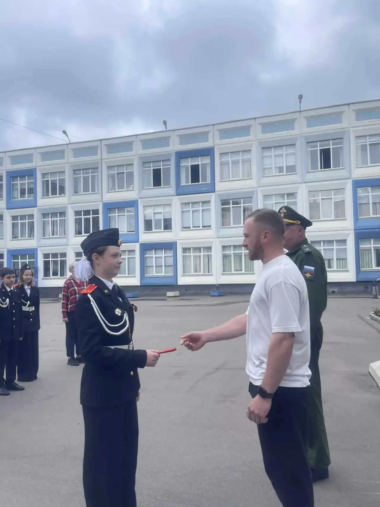 🇷🇺 Понедельник начинается с традиций  В нашей школе новая учебная неделя традиционно началась с торж
