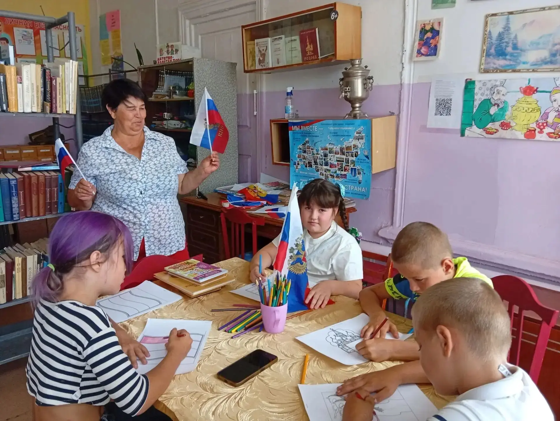 В Пришибинском  СДК прошёл познавательный час: "Флаг державы - символ славы". Присутств...