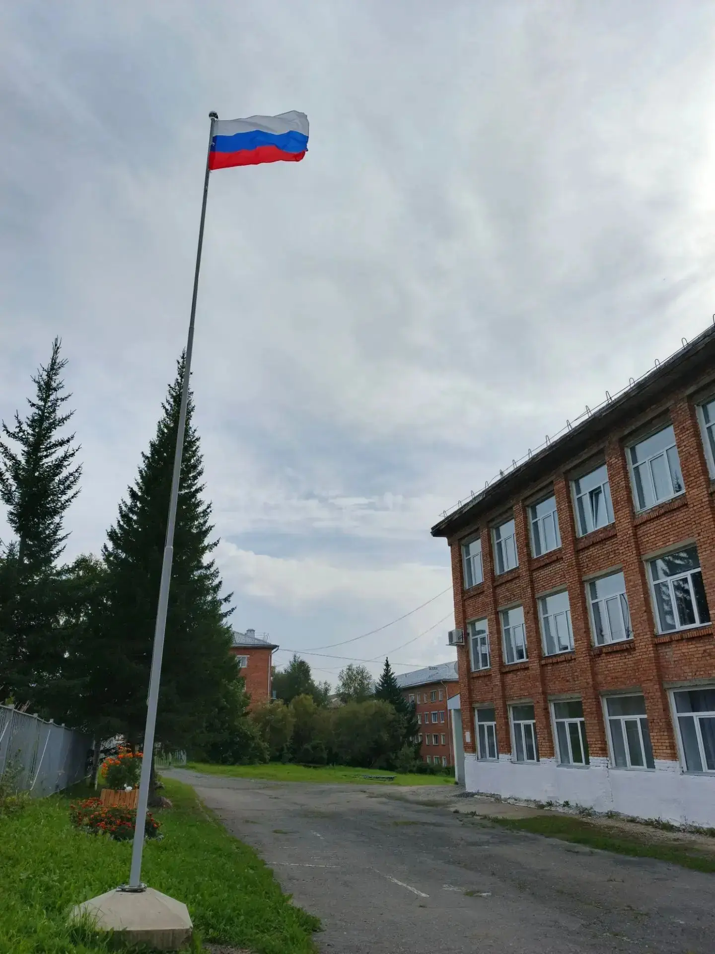МОУ Белогорская СОШ присоединилась к Всероссийской акции «Окна России», посвящённой Дню...