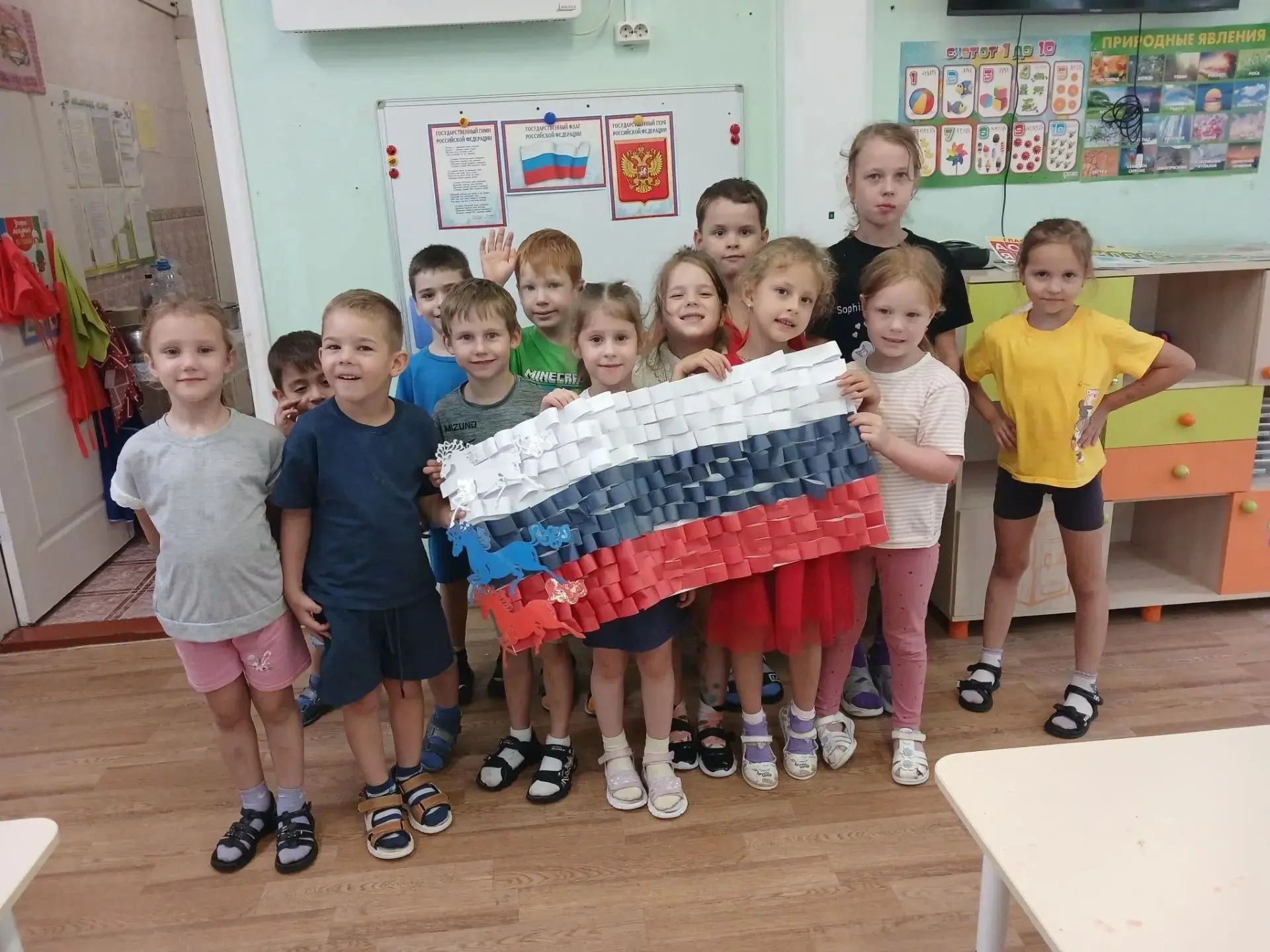 Ребята из группы «Улыбка». Сегодня  превратились в настоящих художников-патриотов! Вмес...