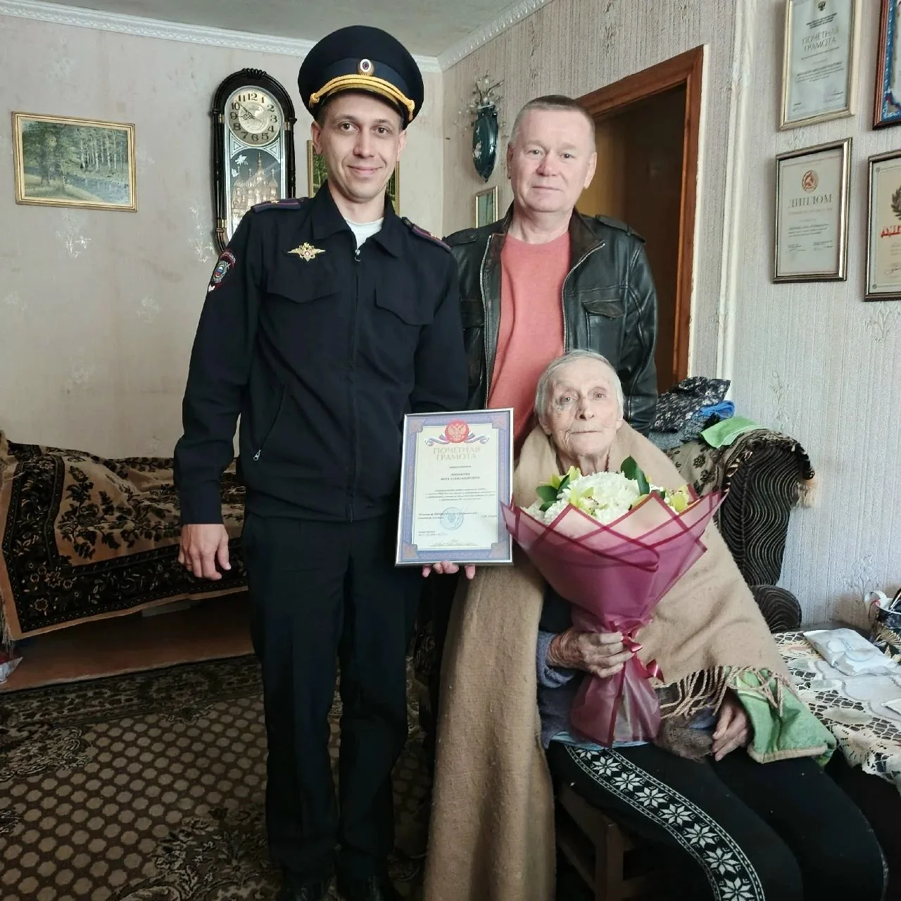 🎉 В Людиново поздравили с 90‑летием ветерана органов внутренних дел Веру Александровну...
