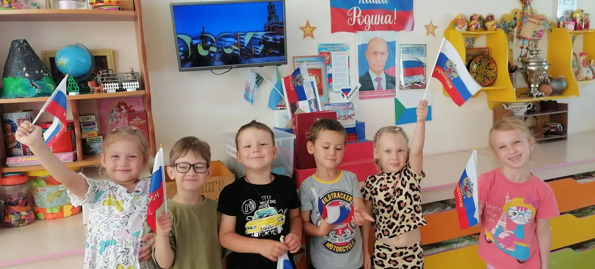В преддверии дня,, Российского Флага,, ребята 10гр вспомнили государственные. символы Р...