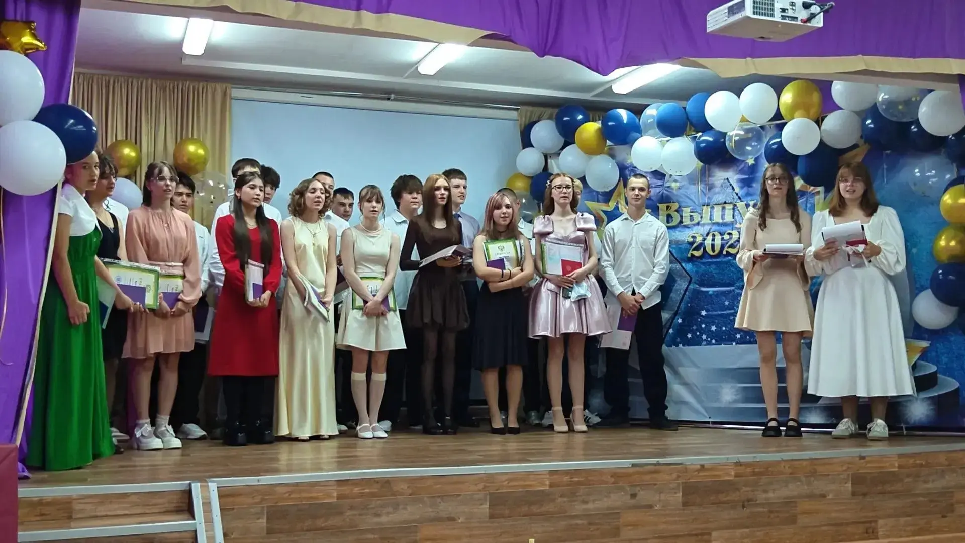 Вручение аттестатов - 2026🥳 
✅В МОУ "СОШ №3" прошел особенный день - день вручения аттестатов учени