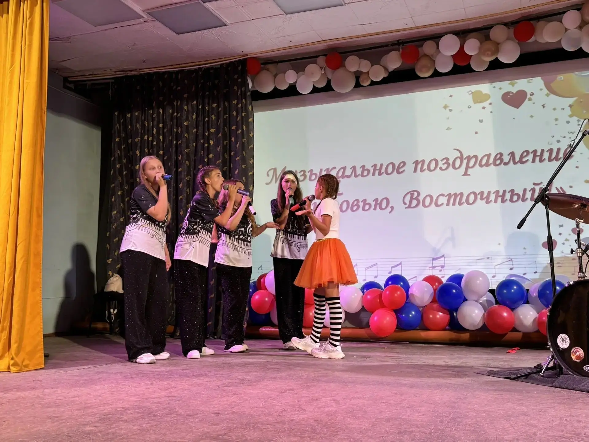 День поселка  ДМШ  отметила большой праздничной программой. Зрители окунулись в мир музыки и ярких э