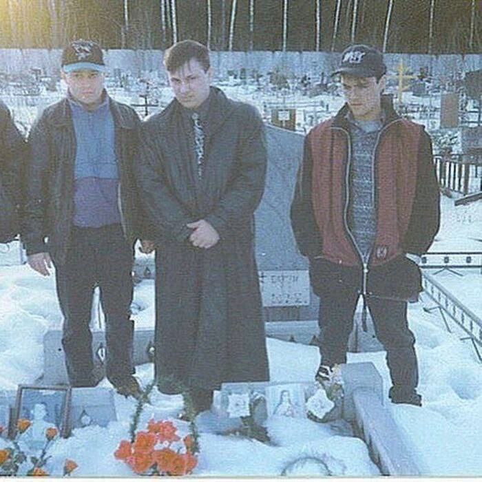 Андрей Разин и Юрий Шатунов на могиле солиста  группы «Ласковый май» Миши Сухомлинова, ...