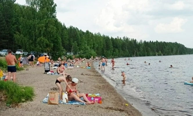 Вы не поверите, но в озере Лососиное в Прионежском районе можно купаться. 

Роспотребнадзор его пров