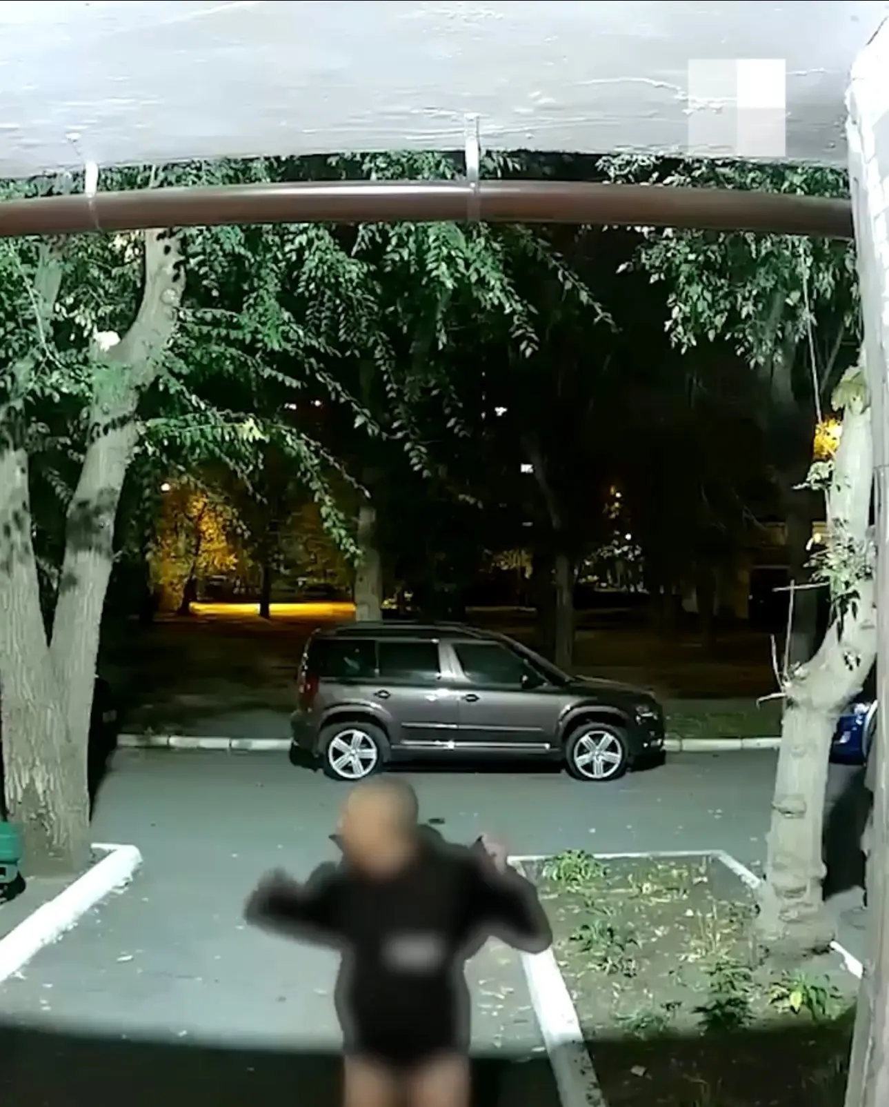 В пятницу поздним вечером на улице Ялуторовской в Тюмени прохожие увидели голого мужчин...