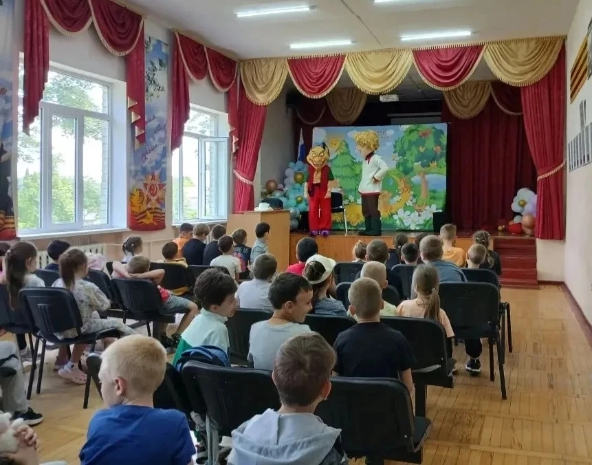Какой же насыщенный и весёлый день у нас сегодня! 🎉 
В гости к ребятам из школьного лагеря приезжал