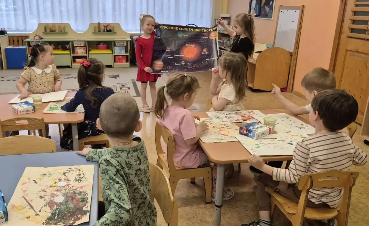 🚀 Неделя космонавтики у наших малышей — полёт проходит успешно!   🌠 Они рисуют далёкие планеты, изуч