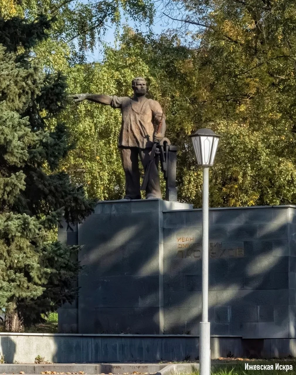 В Ижевске на памятнике Ивану Пастухову появились следы коррозии. Ржавчина заметна на ви...