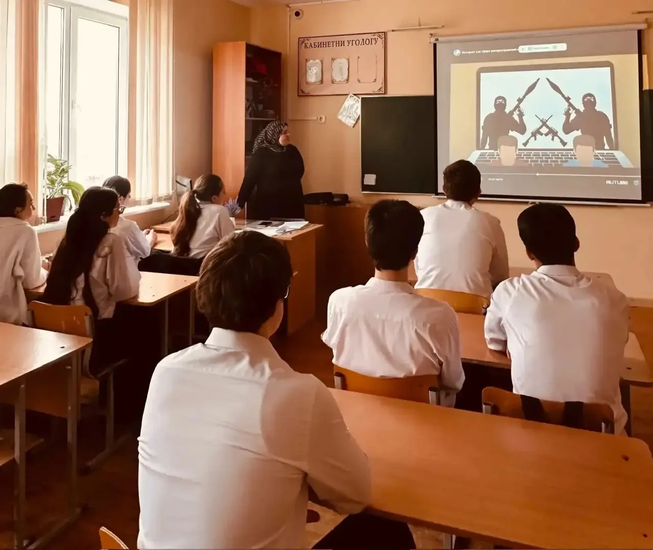 В школе прошли классные часы  «Последствия употребления ПАВ», целью которого стало приучение обучающ