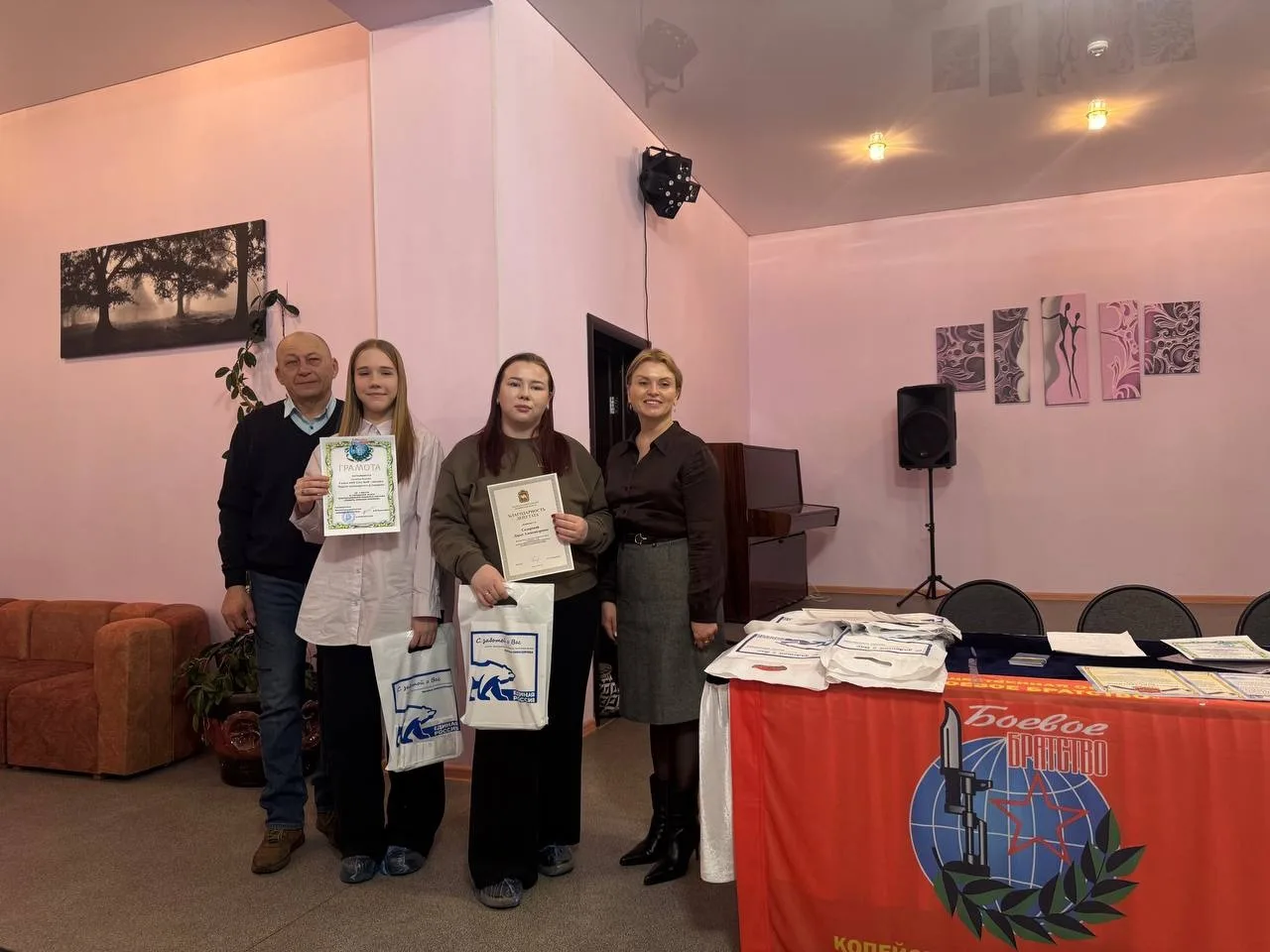 🌟🇷🇺 Память, нарисованная сердцем! 🇷🇺🌟  🏛 В Доме культуры Угольщиков состоялась торжественная церемон