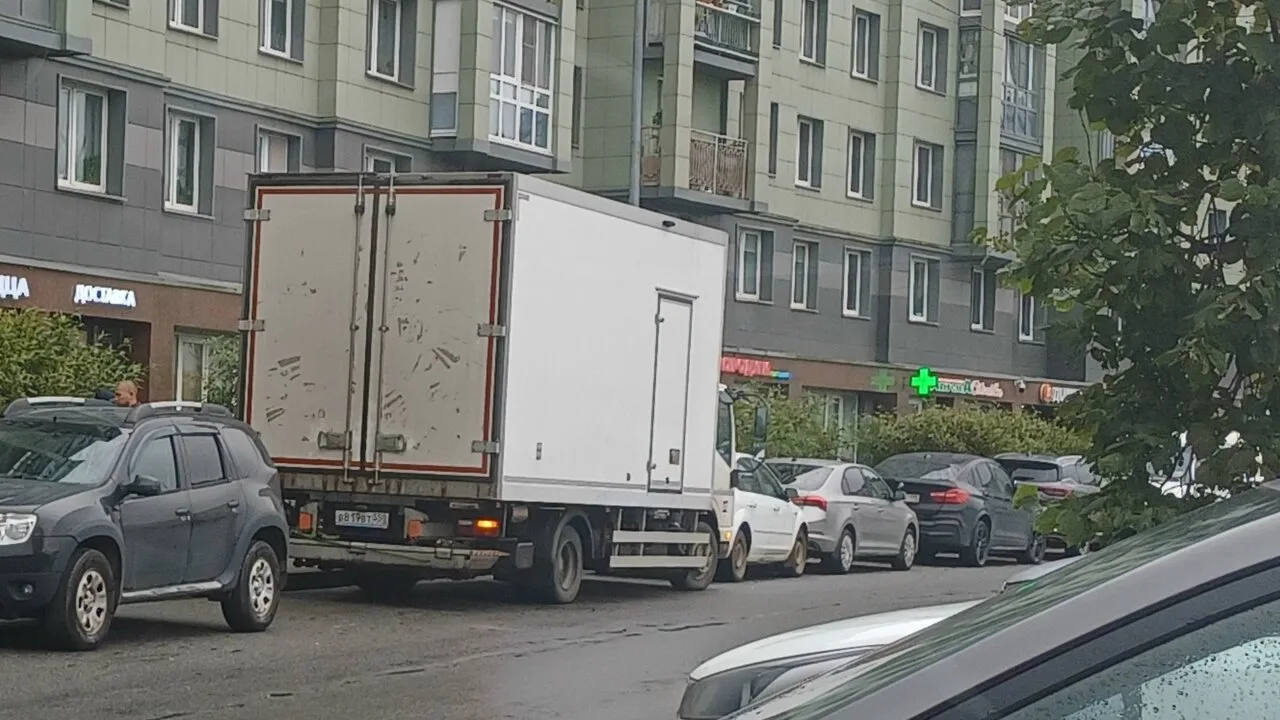 Не справился с управлением: «КамАЗ» задел сразу две машины