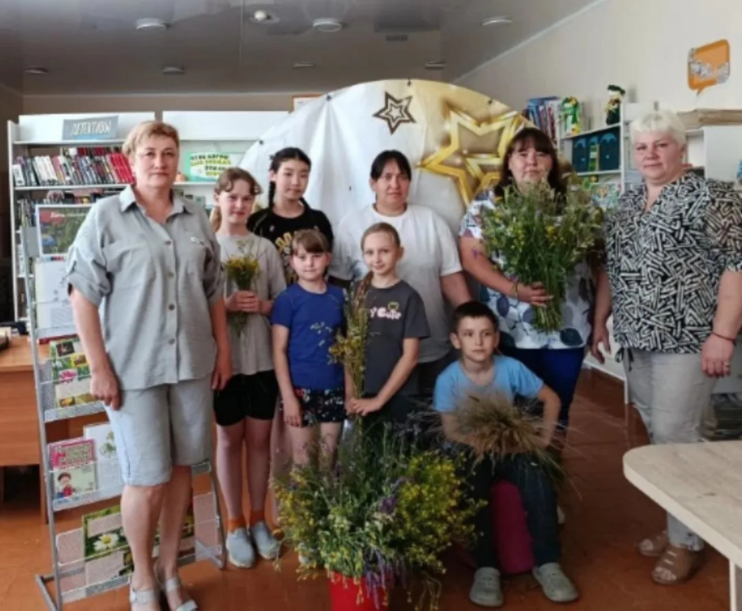 🌸В Карпенской сельской библиотеке прошло мероприятие, посвящённое Дню полевых цветов