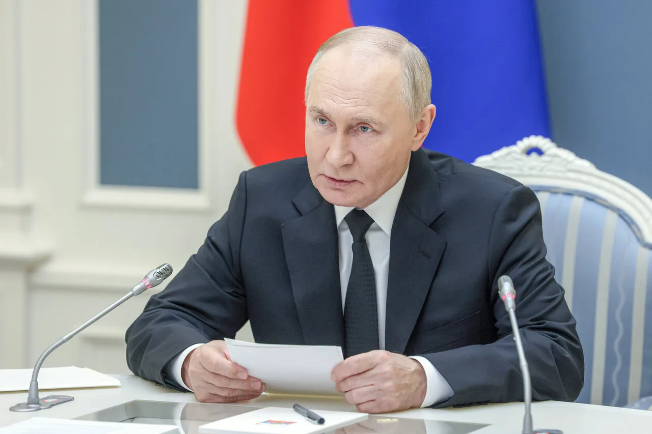 Путину показали школьные учебники по обществознанию под редакцией Медведева