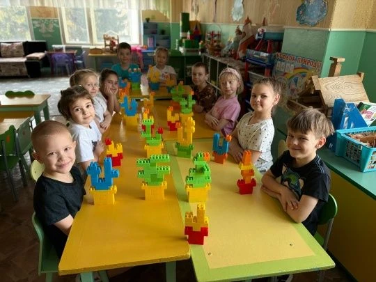 Строим кактусы! 
На занятии мы создали стильные кактусы в горшках. Тема была необычной и интересной.