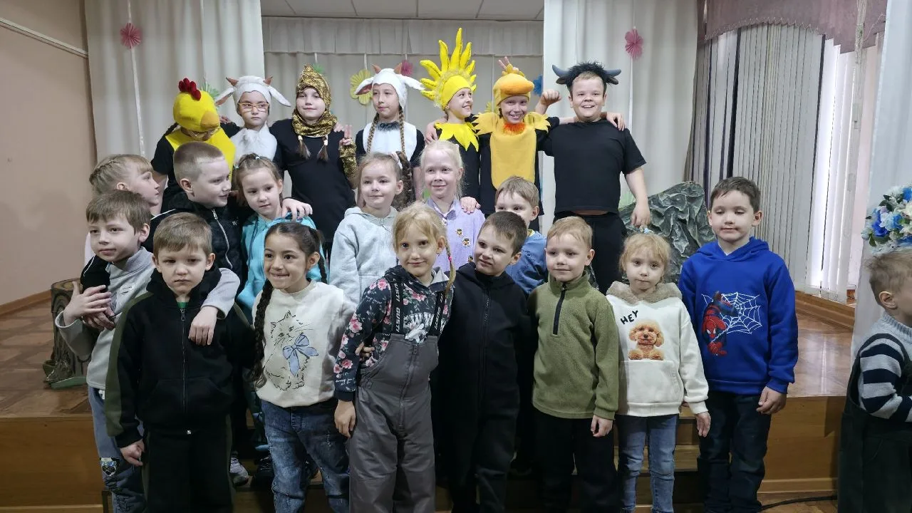 В Кедровском ЦРТДЮ состоялся спектакль по сказкам Михаила Пляцковского 🎭✨ В постановку...