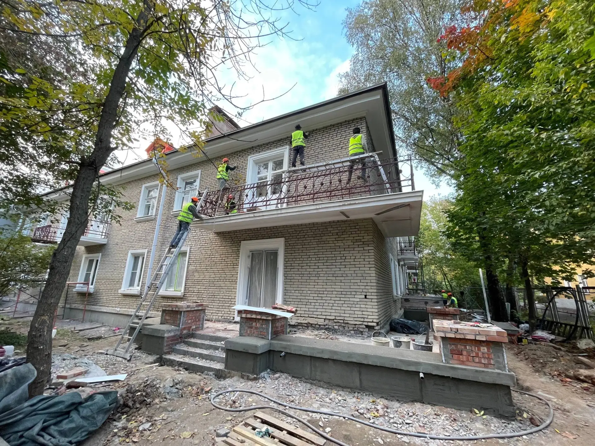 Завершается капремонт фасада дома №11 по улице Карла Маркса. Посчитаете рабочих на фото?