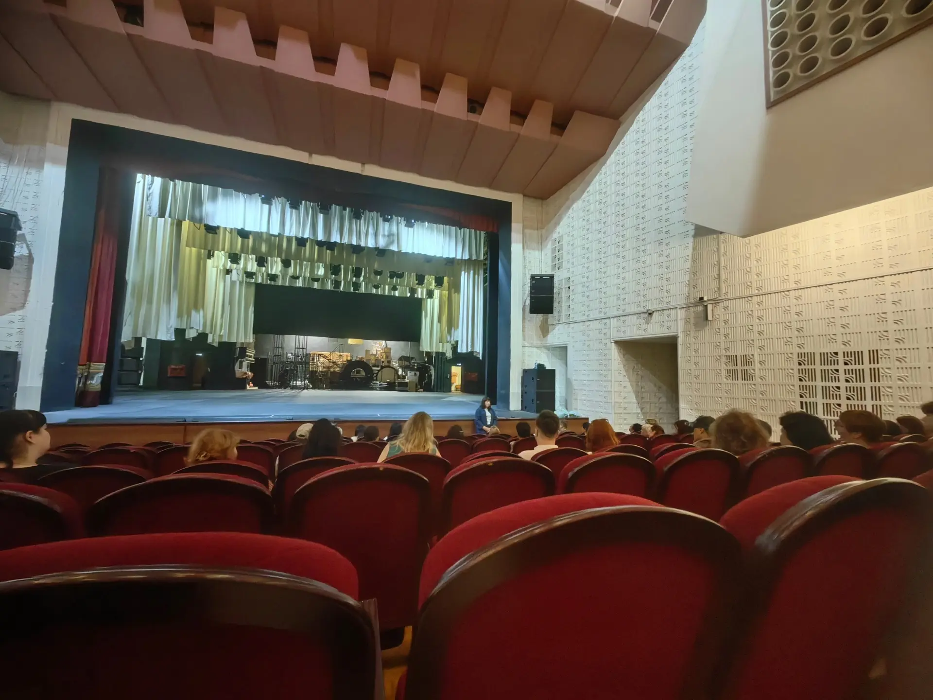 В театре состоялся сбор труппы и всего коллектива. Это день, когда все мы встречаемся п...