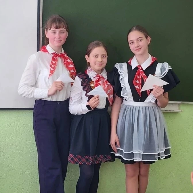 🇷🇺 В преддверии 9 Мая активисты Движения Первых подарили младшим школьникам праздничное настроение  