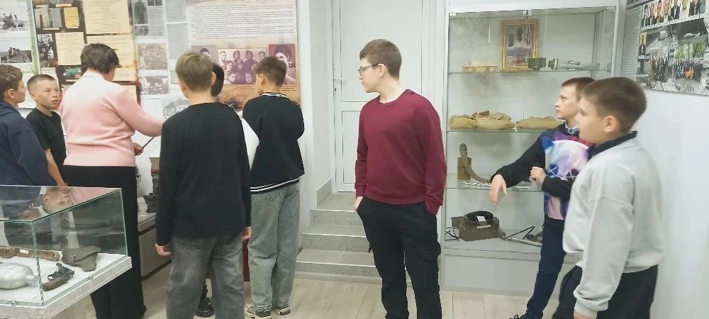 В Меловском краеведческом музее совместно с Меловским структурным подразделением ГБОУ Д...
