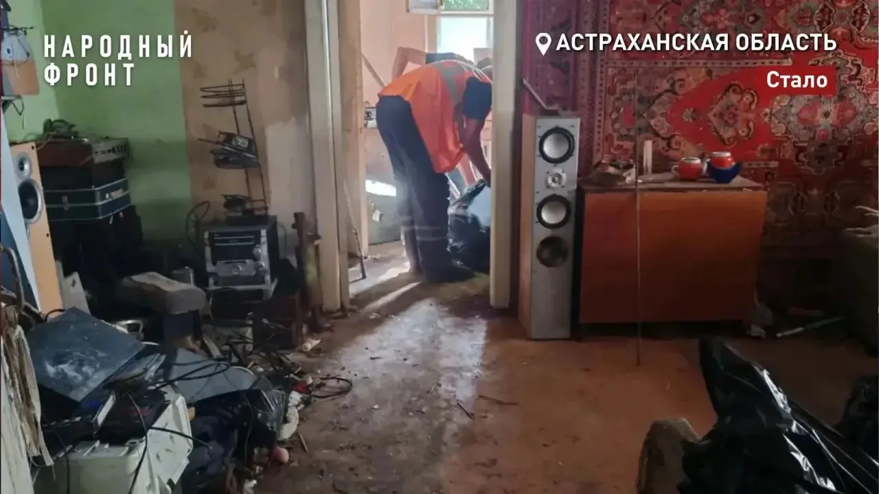 Квартиру-свалку на улице Николая Островского наконец разгребли, "Чистый город" вывез от...