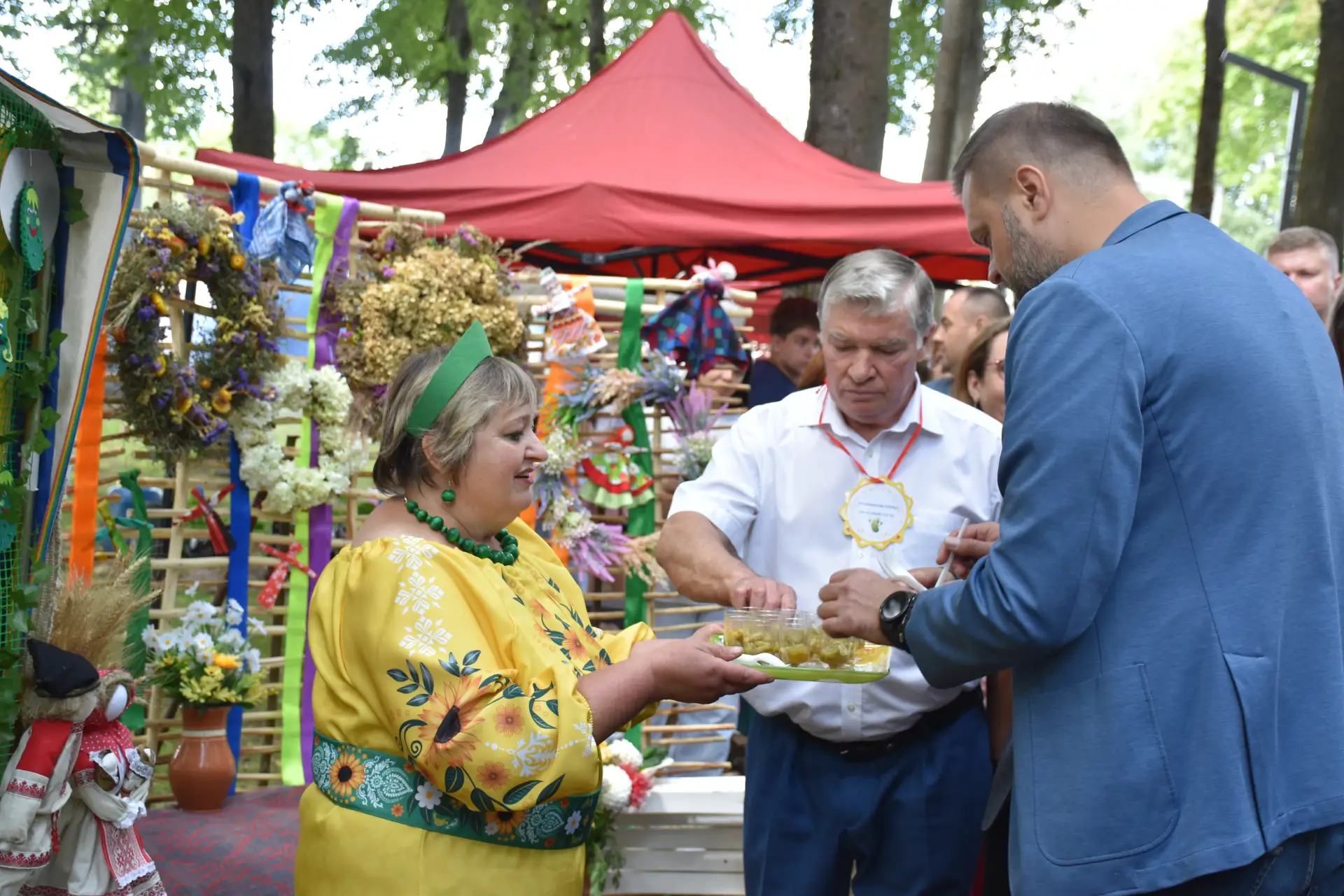 🥒 Виновник торжества — огурец — и все гости праздника были встречены с особым размахом...