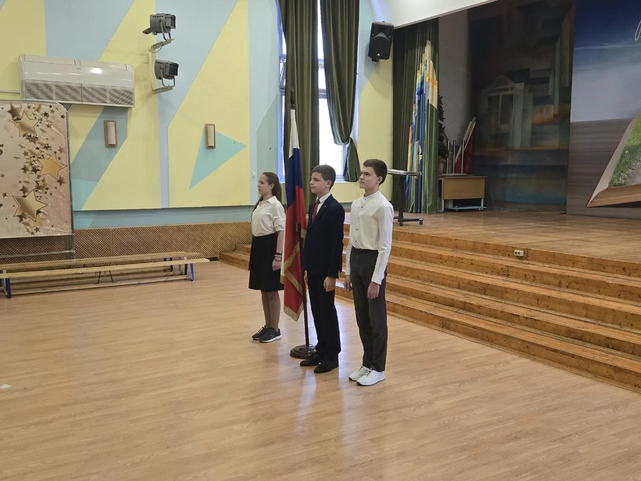 Флаг, с которого начинается утро 🇷🇺  🇷🇺 Сегодняшнее утро в школе началось с торжественной церемонии.