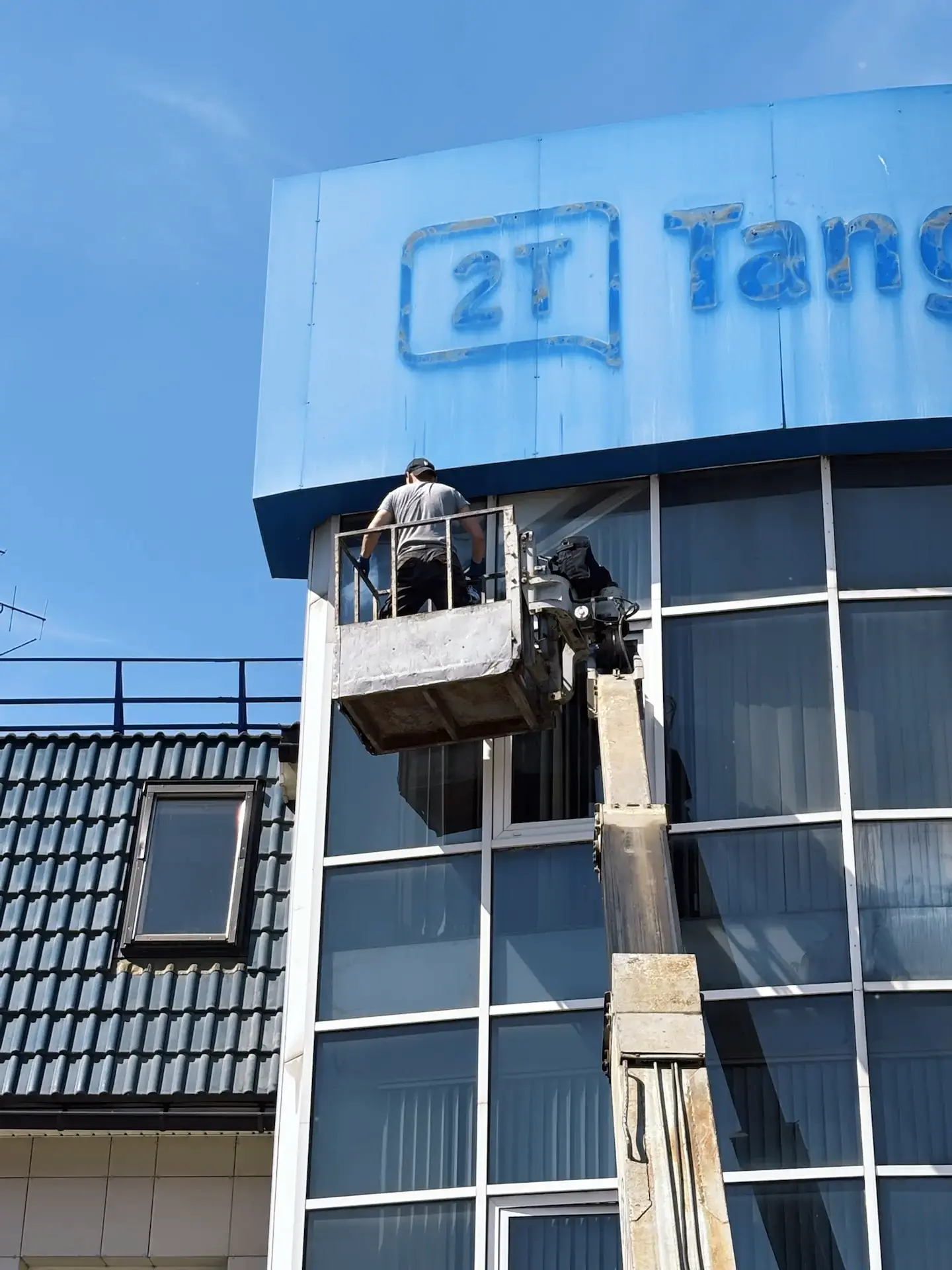 Вот такой вот мощный день обещает быть сегодня 💪🏻 В работе витражное остекление 🏢