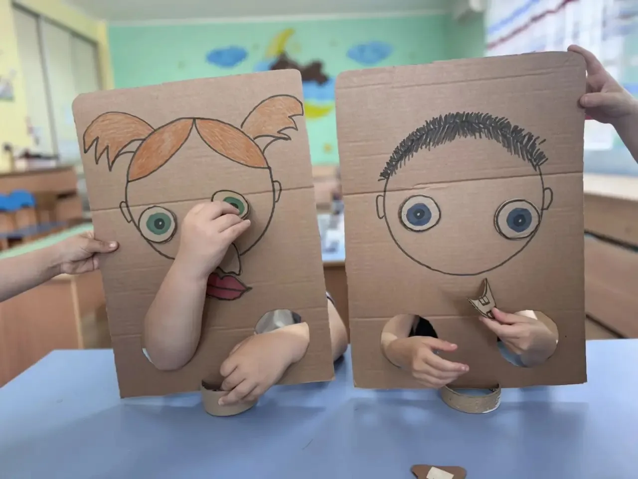 Игра «Смешные лица» на ориентацию тактильных ощущений при размещении элементов лица всл...
