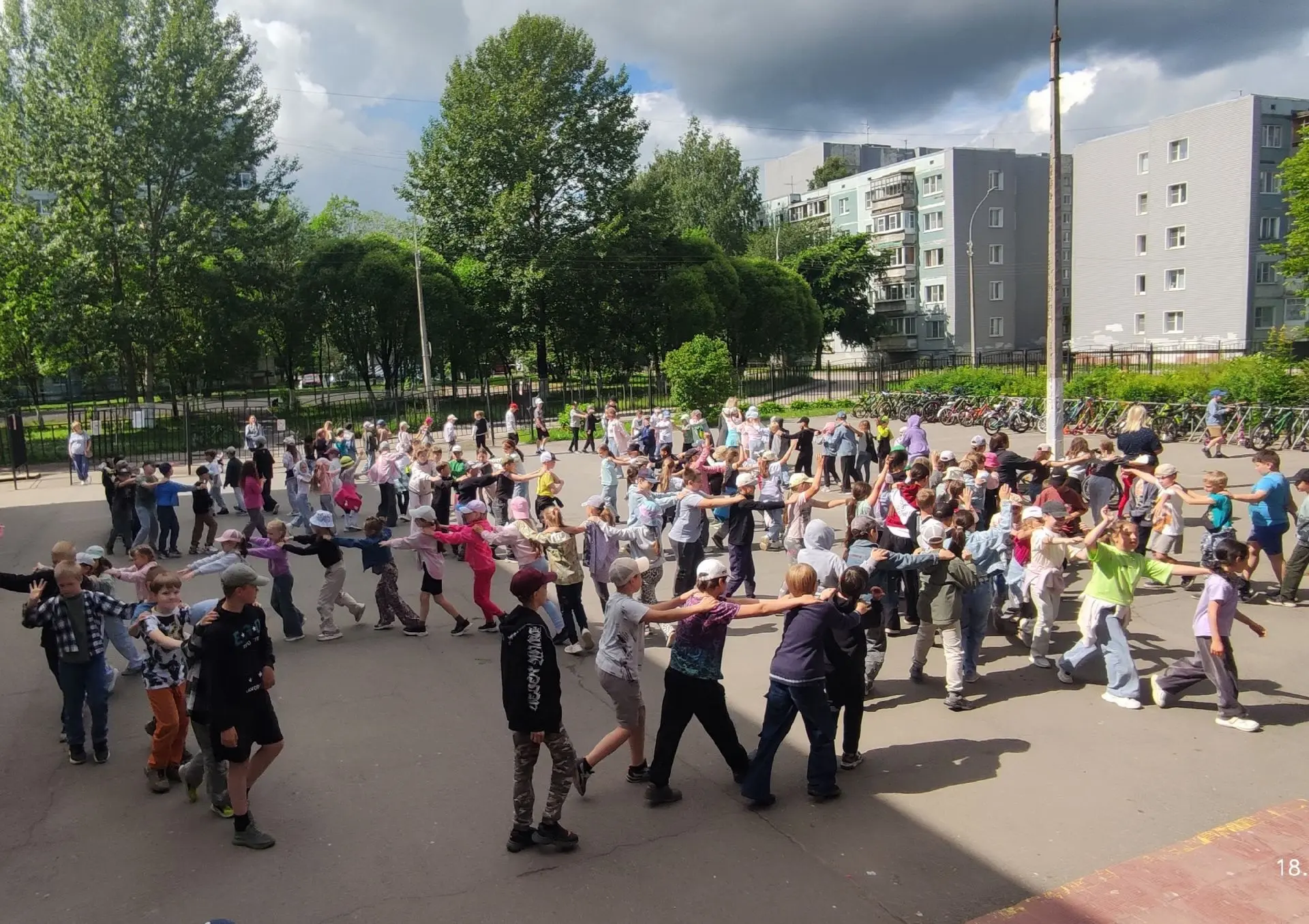 ☀️Один день — калейдоскоп событий.

🤸Утро в школьном детском лагере "Солнышко" началось с бодрой за