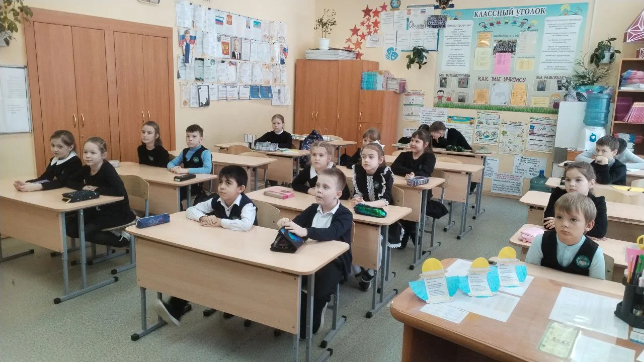 📢 Учимся сами — учим других!  🇷🇺 В рамках Года единства народов России в нашей школе стартовал замеч
