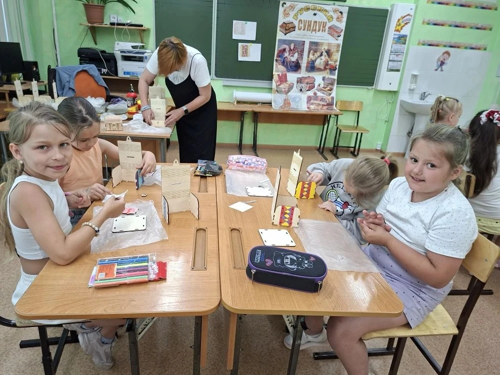 ☀Летний лагерь "Солнышко"
День- 6
Сегодня у ребят очень интересный мастер-класс.Из дощечек нужно скл