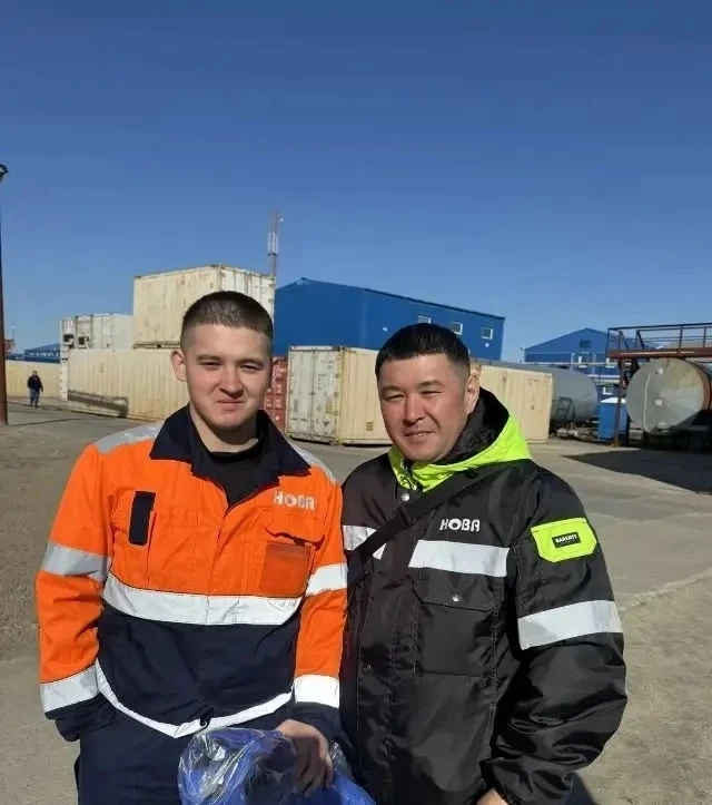 Трудовая династия 👷

🔥 Видманов Дмитрий, обучающийся группы 24СПО-193-3, вместе со своим отцом стр