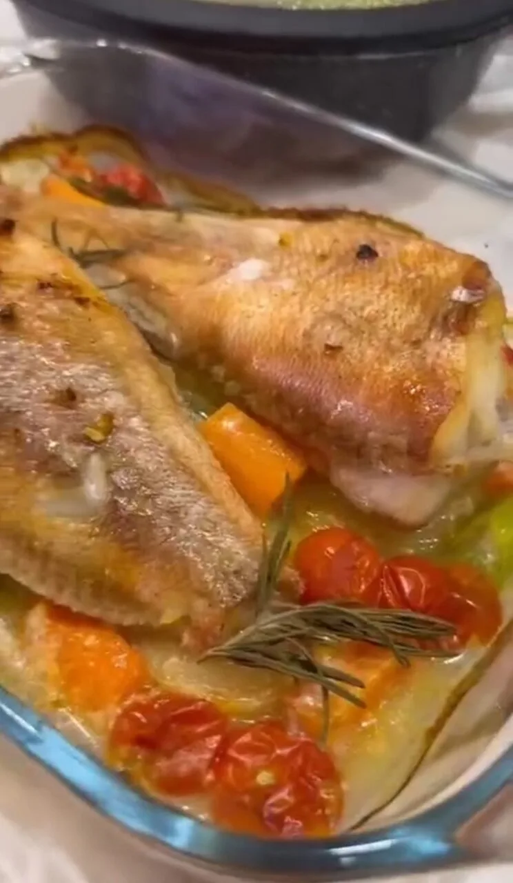 🐟 Фантастически сочный, нежный морской окунь, запечённый на ароматной овощной подушке ...